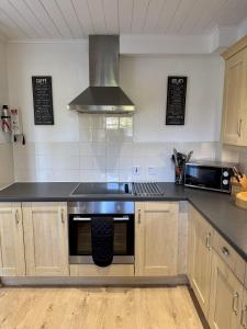 Lakefront Lodge w SUP & Fishing Access Cotswolds