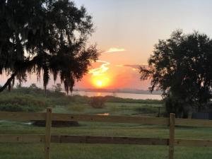 Charming Lakefront Cottage Near Disney