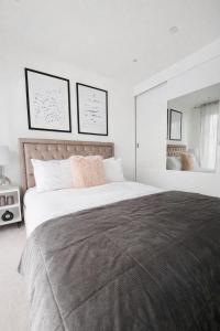 Stylish Canary Wharf Apartment with Dock & Skyline Views, Parking, WiFi, Near O2