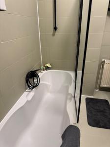 Modern Quiet Flat near Metro U1 Ideal for 3