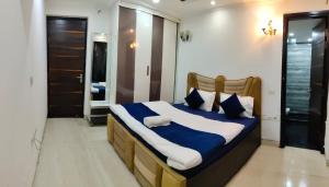 Castle Gold Unit of Goldroom Huf I Dwarka Sector -8