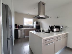 chambre privée bleue avec piscine