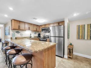 Holiday Surf and Racquet Unit 715