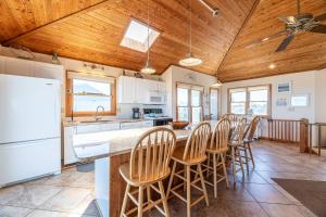 Dolphin Destination - Corolla, Ocean Sands, Oceanfront, Panoramic Ocean View, Hot Tub, Pets OK