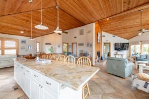 Dolphin Destination - Corolla, Ocean Sands, Oceanfront, Panoramic Ocean View, Hot Tub, Pets OK