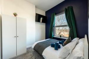 Bright Upper-Floor Suite · Private Bath· Sleeps 4