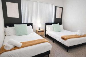 2BR Retreat near Thompson Peak with Pool Grill & Parking