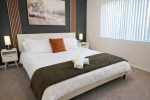 2BR Retreat near Thompson Peak with Pool Grill & Parking