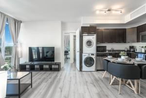 UC Stampede Condo by Train, Hospital, free UG parking & Gym, AC, full kitchen