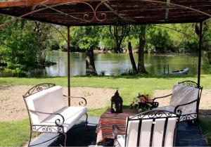 Ancien presbytère en bord de rivière proche vallée de la Loire