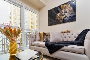Luxury 1 2 & 3BR Manila Bay Sunset View Condo ,Near Okada, MOA & Airport , Free Parking