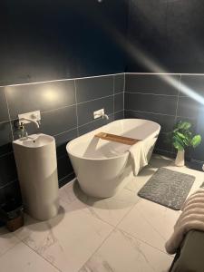 Blue love Room lit King & Baignoire