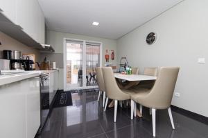 Sesimbra Near the Beaches- T2 for 6 with BBQ