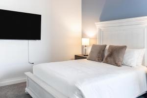 Landing Incredible Studio in Central City