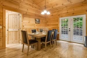 Private Cabin 1 min to Park, HotTub, & Easy Access