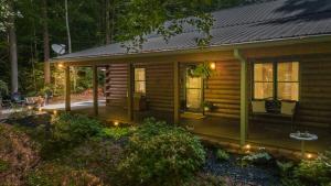 Private Cabin 1 min to Park, HotTub, & Easy Access
