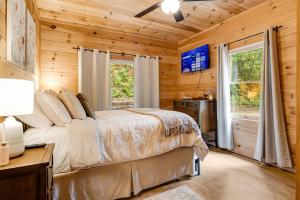 Private Cabin 1 min to Park, HotTub, & Easy Access