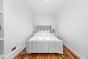 Luxury Harrods 2 BR Base for 6 Balcony and Netflix