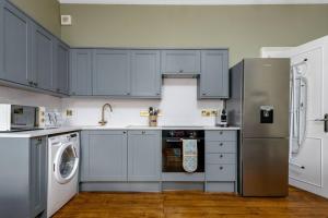 Elegant 3 Bed Apartment in Stirling Near Free Parking and Hill Views