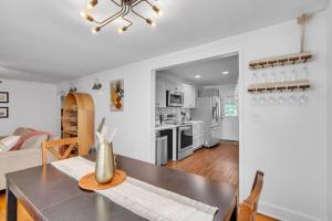 Peaceful home with deck and yard (7 min to downtown)