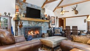 Holiday Lake Cabin by AvantStay Large Deck Cozy Fireplace Near Arrowhead Village