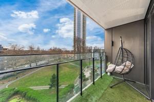 Heavenly 2BR Flat with Private Balcony Cosily Furnished By Regal Realms Short Lets & Serviced Accommodation London
