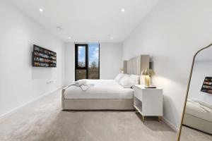 Heavenly 2BR Flat with Private Balcony Cosily Furnished By Regal Realms Short Lets & Serviced Accommodation London