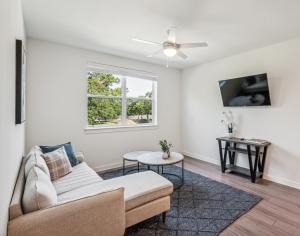 Chic 2Br Apartment I Properties by Preston