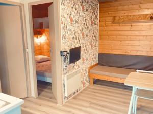 Chalet 2 pers. avec Terrasse à Montlaur - API-1-52-1943