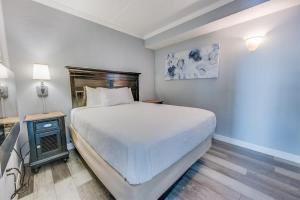 Great Direct Oceanfront View Low Floor Heated Pool