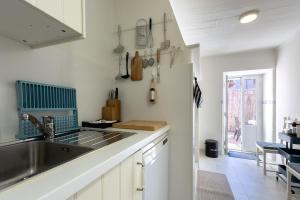 Barroca 52-T2 with terrace in Bairro Alto, Lisbon