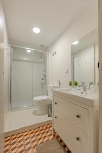 Barroca 52-T2 with terrace in Bairro Alto, Lisbon