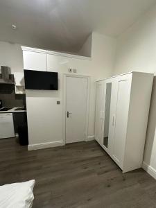 Spacious Flat White City