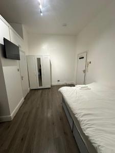 Spacious Flat White City