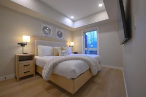 2 bedrooms-3 beds 2 baths-Rocky Creekside Retreat - Top Floor - Heated Pool and Hot Tub