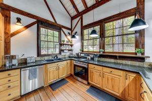 Tranquil Manor! Lake Geneva English Tudor Estate