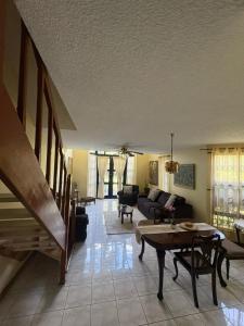 2BR Urban Kingston Retreat - Chic, Secure and Central Sophistication