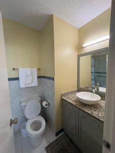 2BR Urban Kingston Retreat - Chic, Secure and Central Sophistication