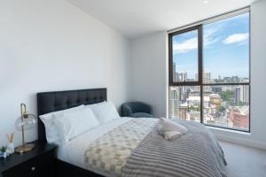 Luxury Level 20 CBD Retreat With Panoramic Views