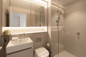 Designer CBD Stay with Balcony & City Views
