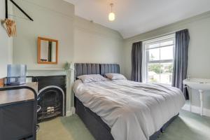 4 Bed in Tenby oc-pw9281