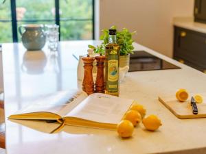 6 Bed in Keswick oc-89309