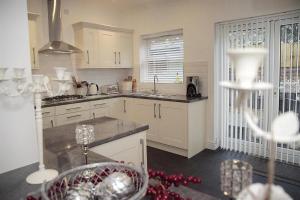 4 Bed in Mumbles oc-hh53
