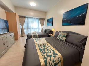 Casa Haraya Urban Stays - Walking Distance to NAIA Terminal 3 Newport City Condo with 500mbps WIFI and free Netflix access