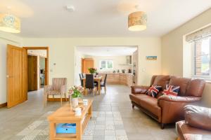 5 Bed in Hanworth Common oc-1650