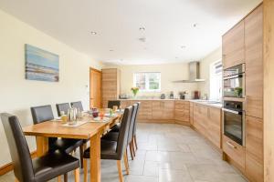 5 Bed in Hanworth Common oc-1650