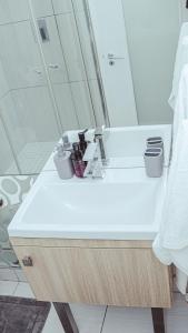 Elegant 2 Bed Retreat Prime Location