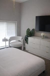 Group Getaway • Sleeps 8 • Open Porch • Near KC