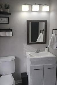 Group Getaway • Sleeps 8 • Open Porch • Near KC