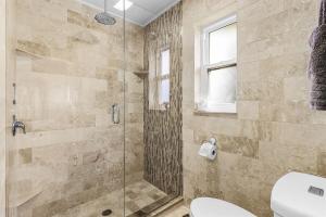 Villa Dolphin Waterfront at 8-Lakes Area and Heated Pool